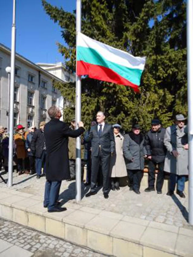 Домусчиеви издигнаха флага на националния празник в Разград 